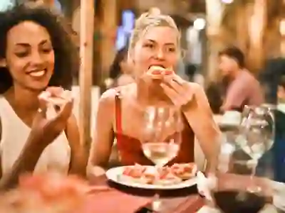 两个女人一起吃晚餐