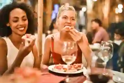 两个女人在一起吃晚饭