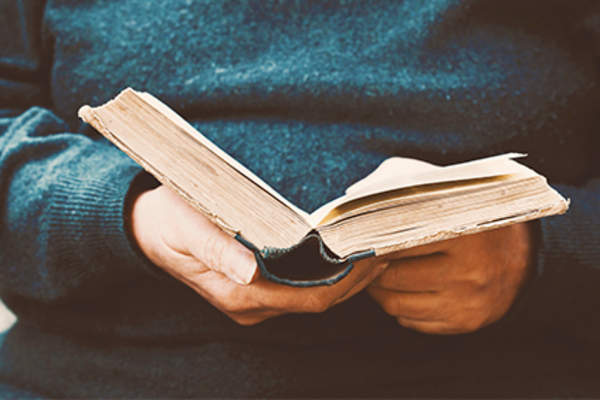 读一个古老的精装书。