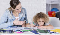 母亲帮助年幼的儿子解决家庭作业问题，无法集中注意力。