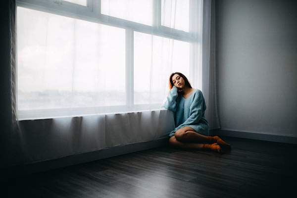 悲哀的女人独自呆在房间里