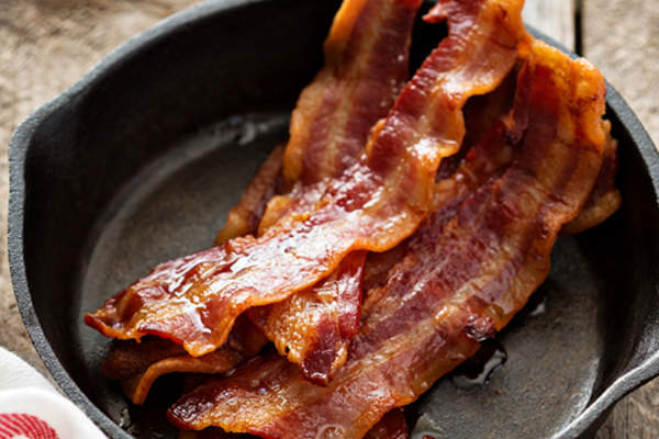 煎锅里的培根