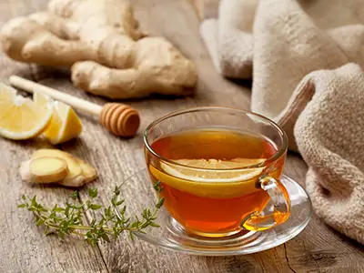 姜茶用蜂蜜和柠檬。
