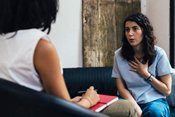 女人跟一个治疗师。