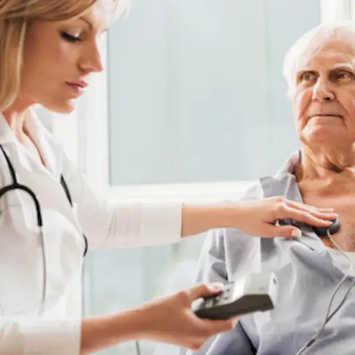 心脏病专家服用了年龄较大的男性心电图。