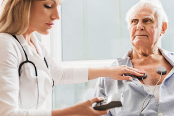 年长的男性病人服用心脏科心电图。