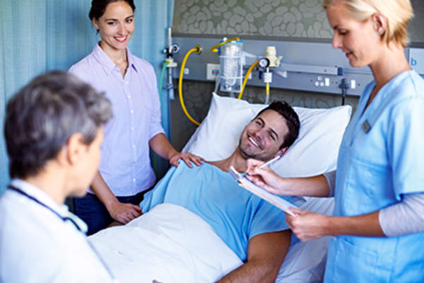 男人在手术后和他的医生谈话。