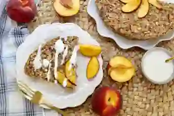 桃子和奶油烤燕麦片