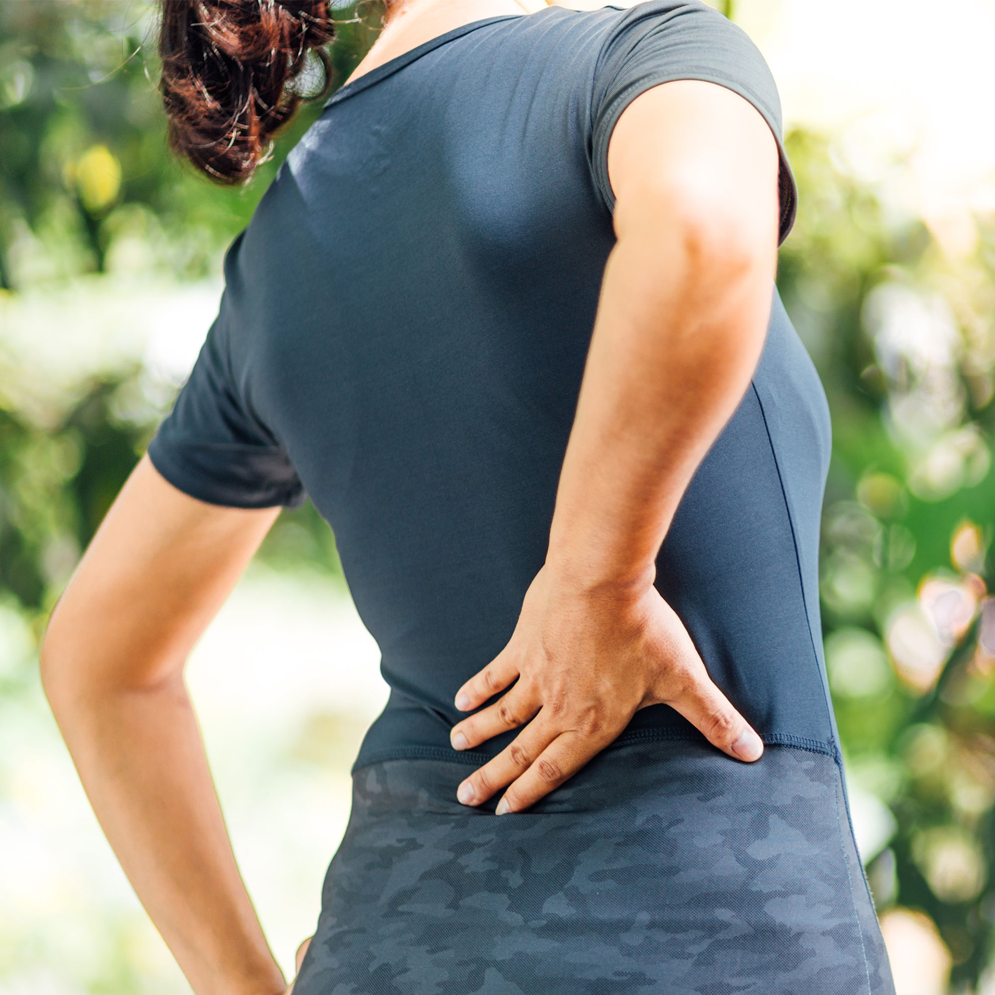 一个女人摸了摸她的背