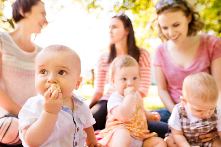 一群带着孩子的妈妈在公园里。