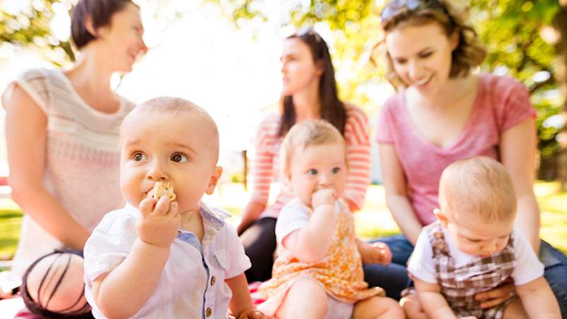 一群带着孩子的妈妈在公园里。