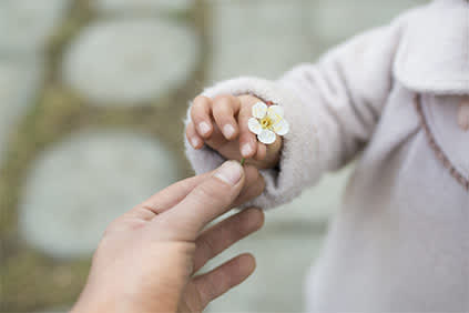 孩子与小花朵，给它一个成年人。