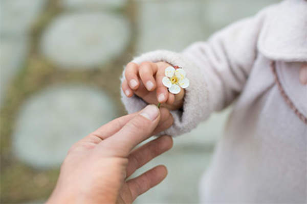 孩子与小花朵,给它一个成年人。