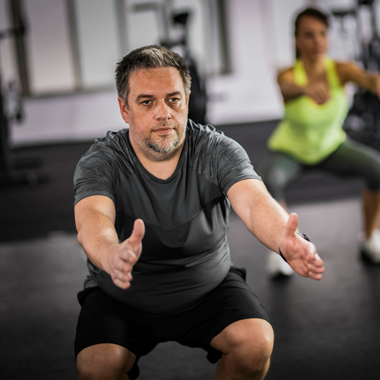 一个男人在上健身课