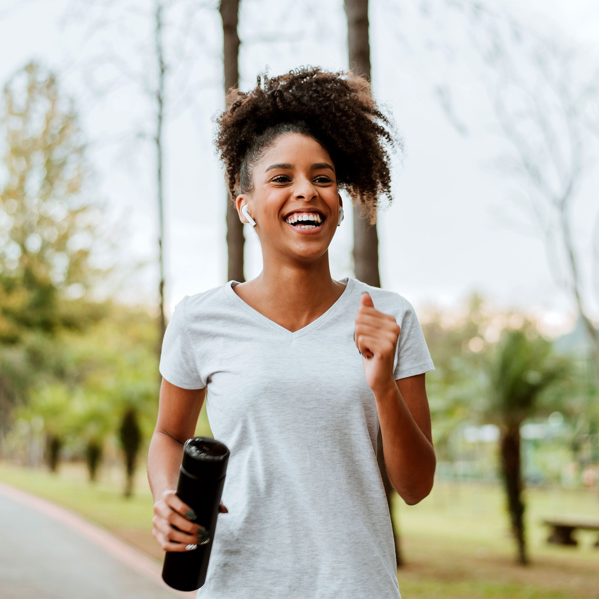 一个快乐的女人在公园里散步
