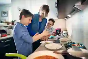 母亲和儿子一起烹饪