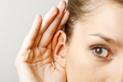 女人遇到环境引起的听力损失RA。
