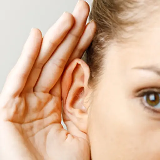 体验ra造成的听力损失的女人。