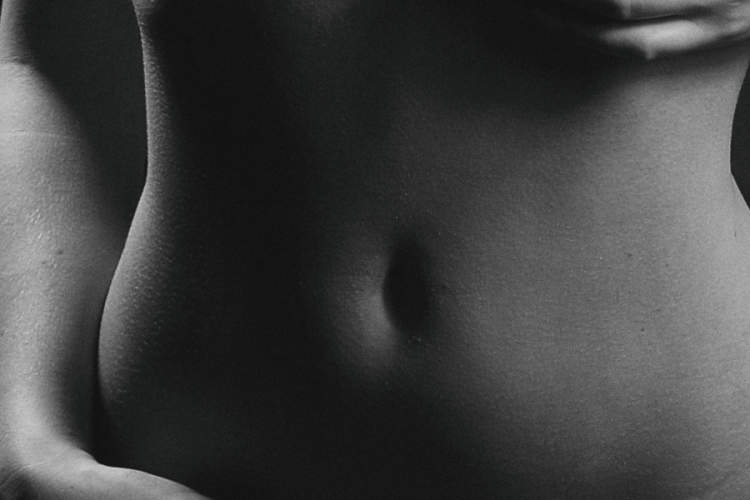 女人的胃的黑白照片