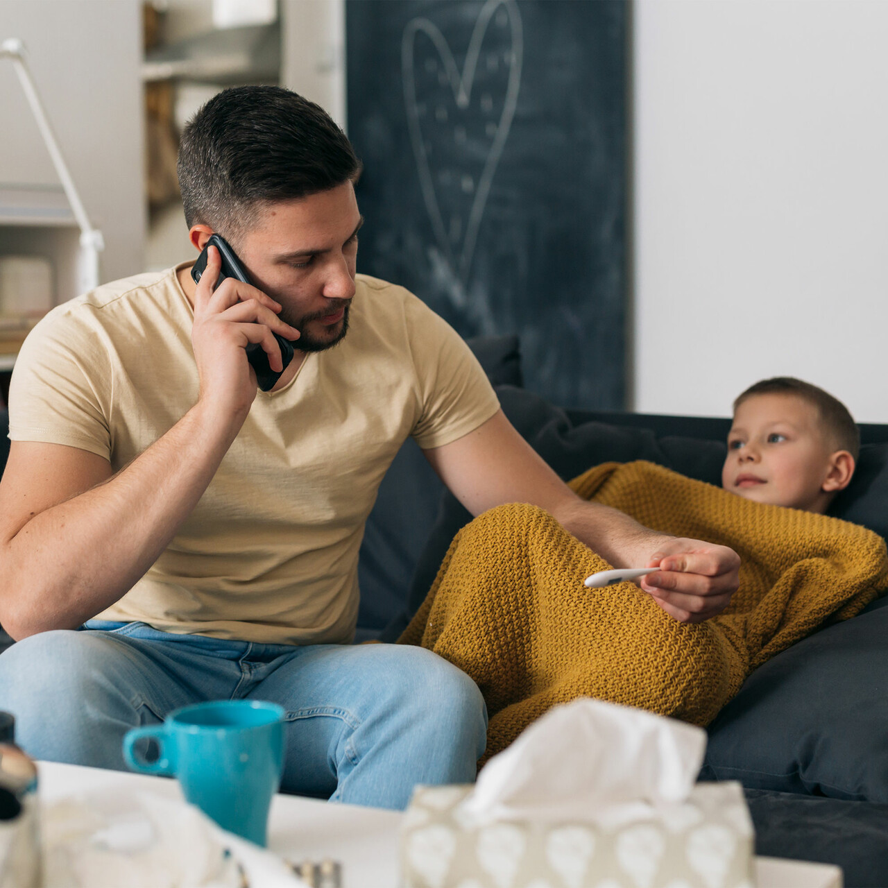 一个男人在电话里查看一个男孩