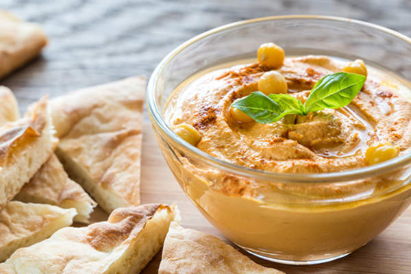 鹰嘴豆泥和皮塔饼。