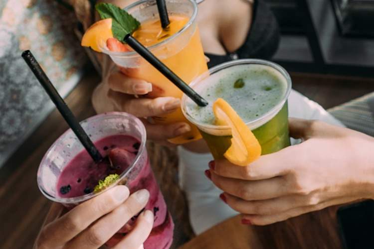 一群妇女喝着冰沙拉拉队