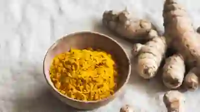 一碗姜黄粉和整个姜黄根。
