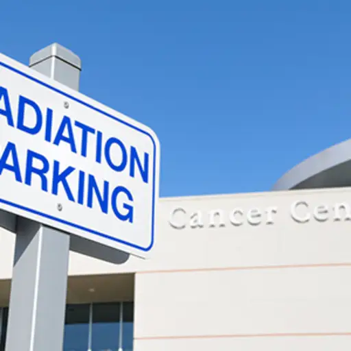 癌症中心的辐射停车标志