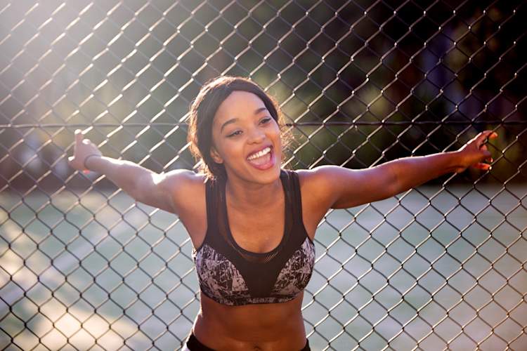 女人穿着运动胸罩微笑