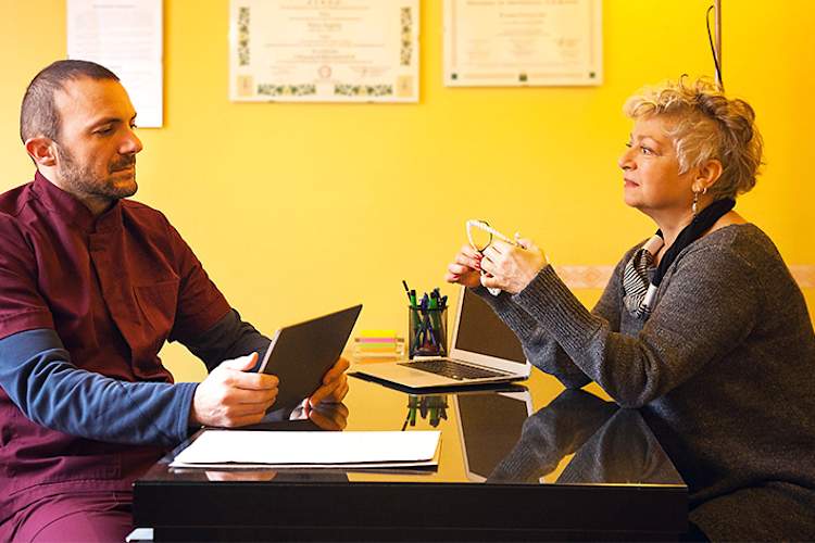 医生和病人正在讨论。