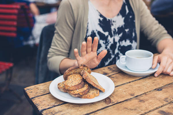 对无麸质饮食女人拒绝面包。