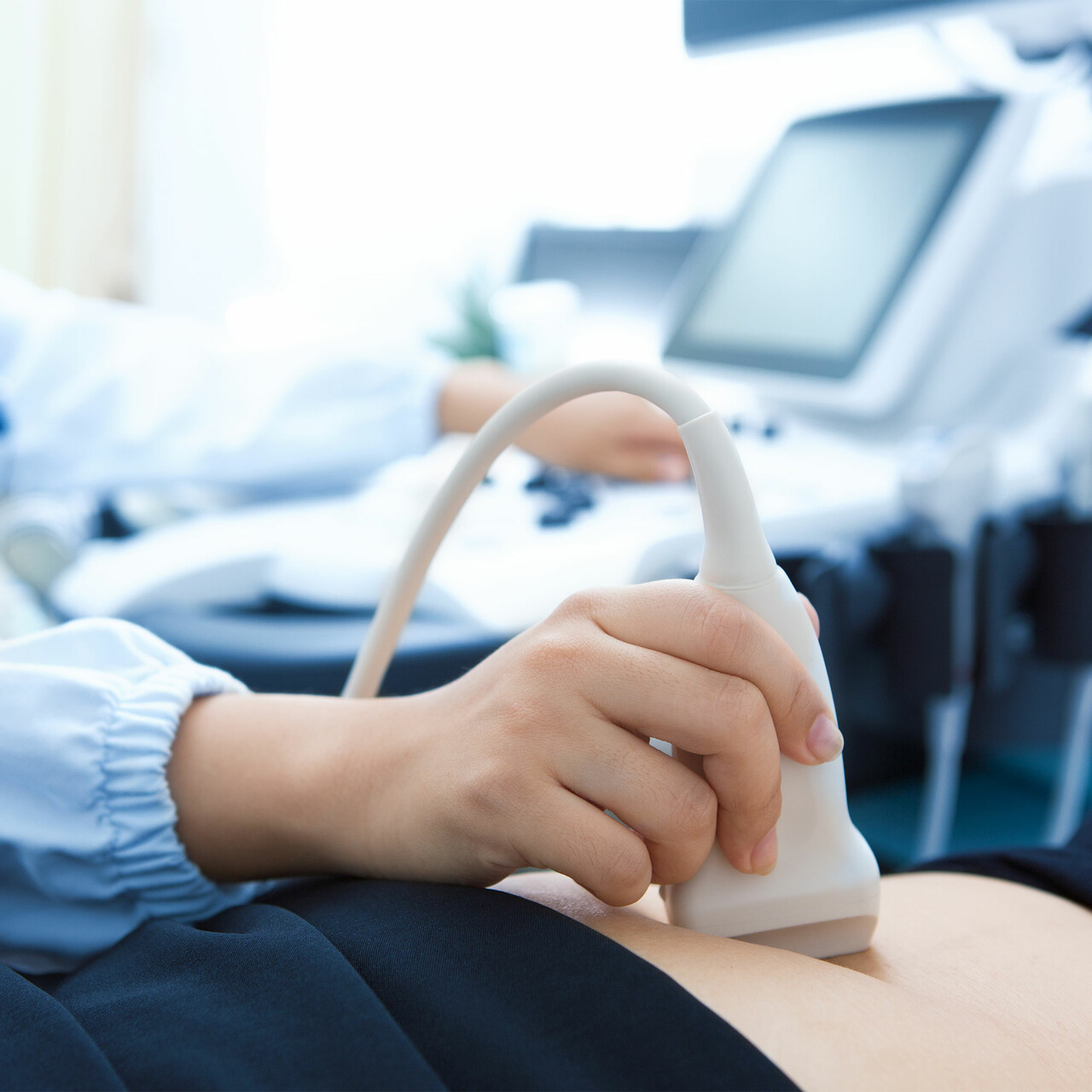 一个女人的特写镜头在她的腹部上获得超声波检查