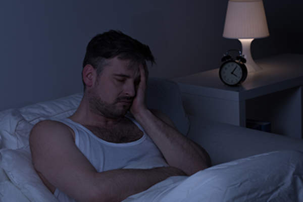 疲惫的人躺在床上。