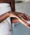 黑人女性涂乳液