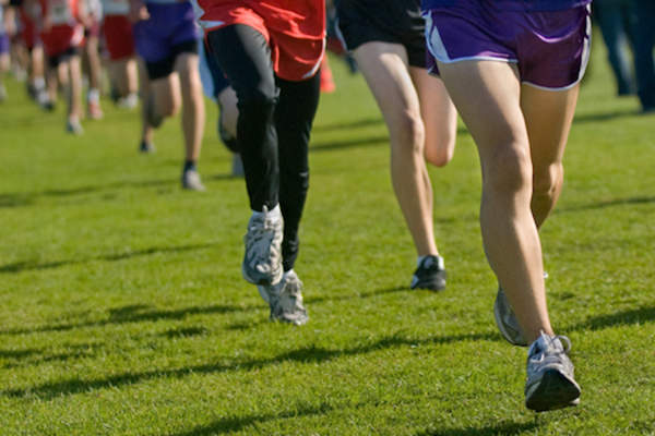 在草地上进行越野跑