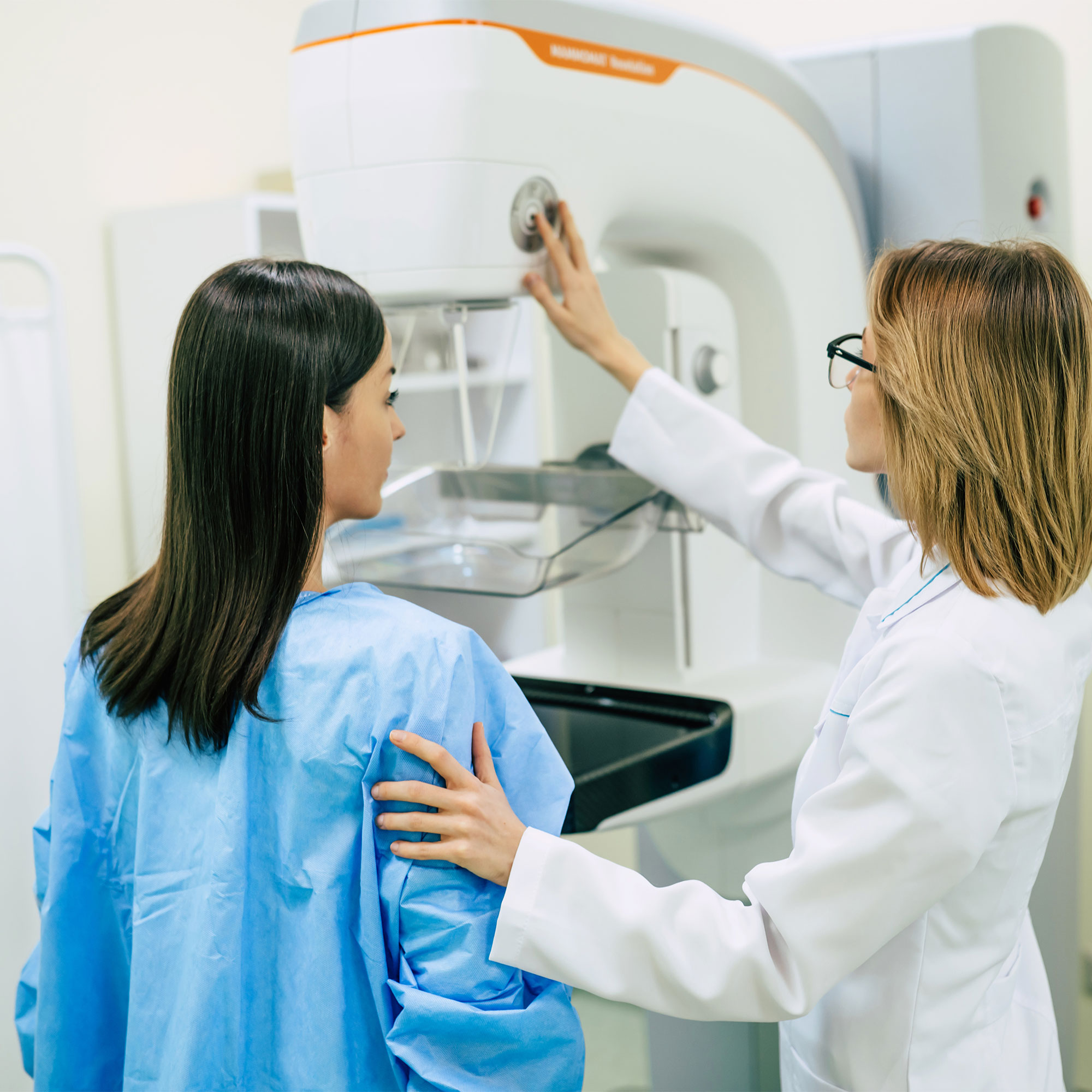 女人站在乳房X线摄影机前