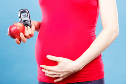 孕妇用苹果和葡萄糖监测仪。