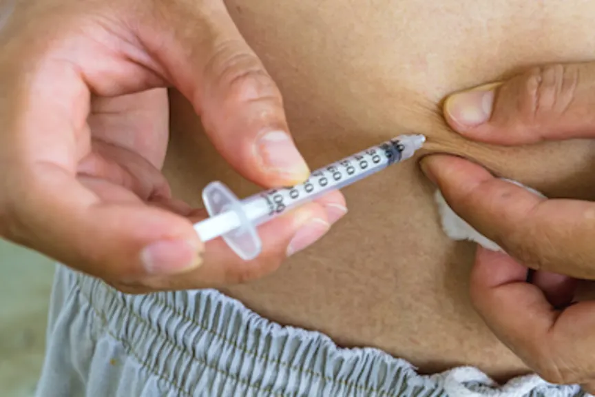 糖尿病患者注射胰岛素入胃。