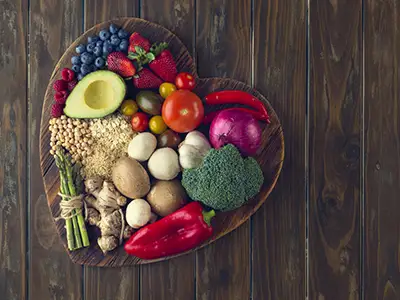 健康食品放在心形切菜板上。
