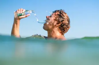 人饮用水,当在海洋时