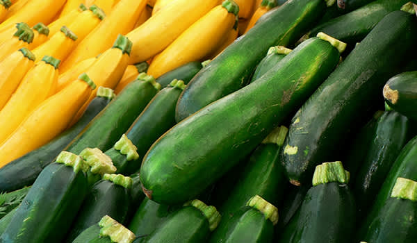 鲜黄色和绿色的南瓜图片。
