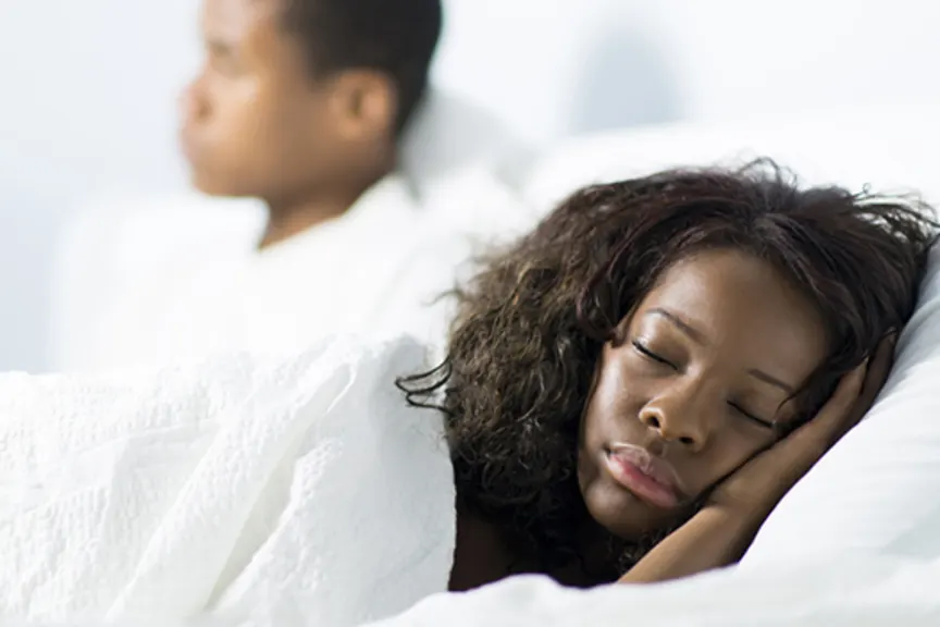 女人睡觉时伴侣在看电视图像。