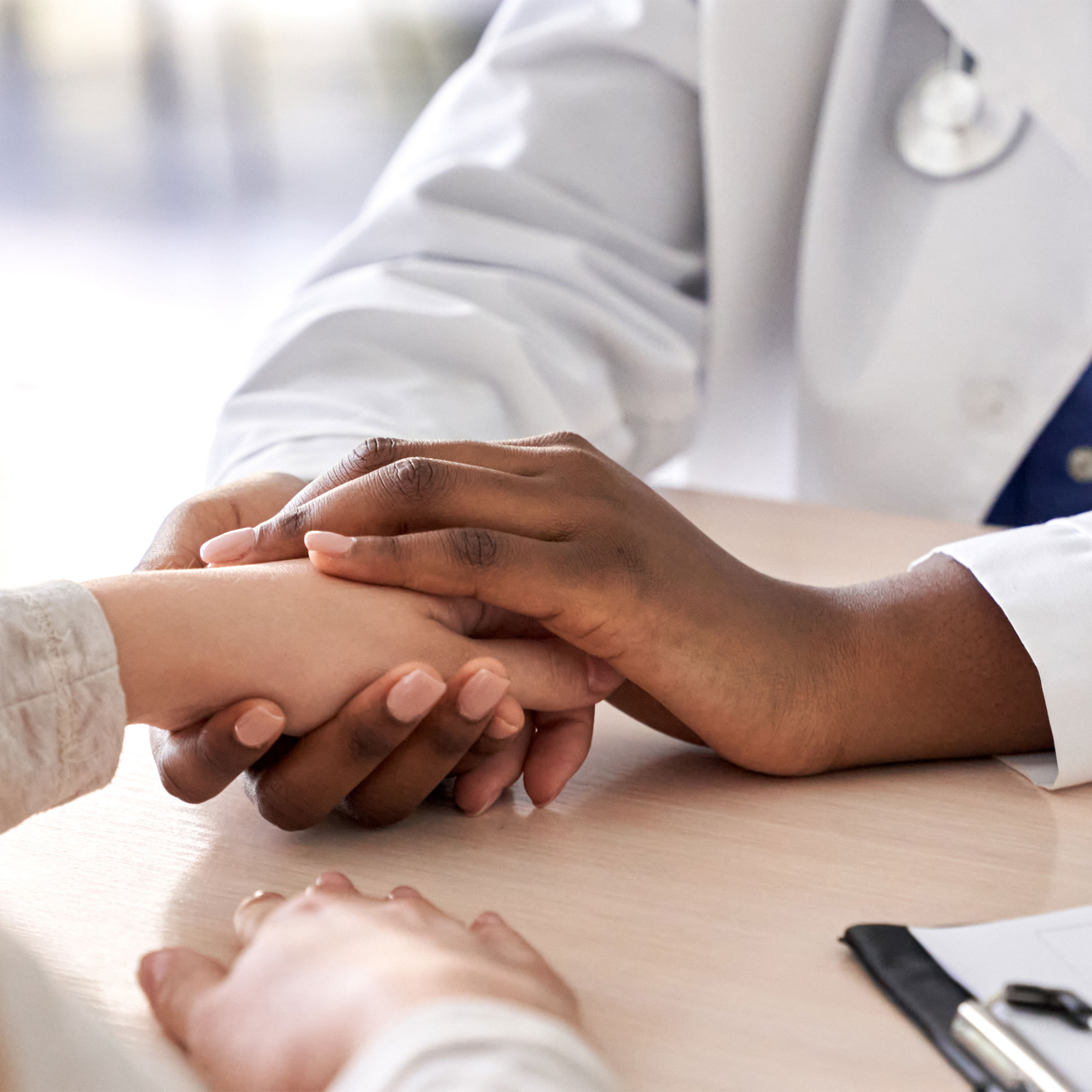 医生握着病人的手