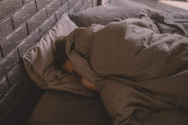 女青年睡不好觉