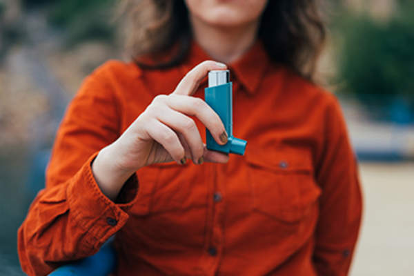 女子持吸入器。