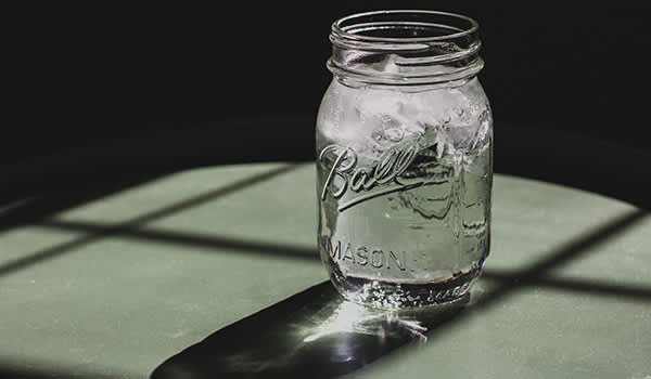 水和冰在玻璃罐中。