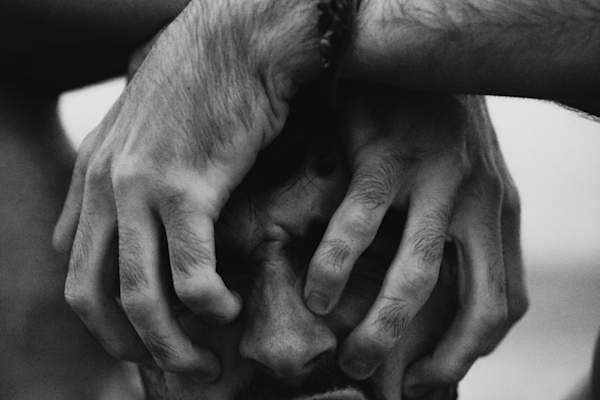 焦虑的黑白男子用手抓着脸