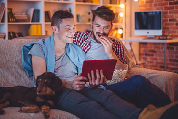 情侣拥抱和看电影。