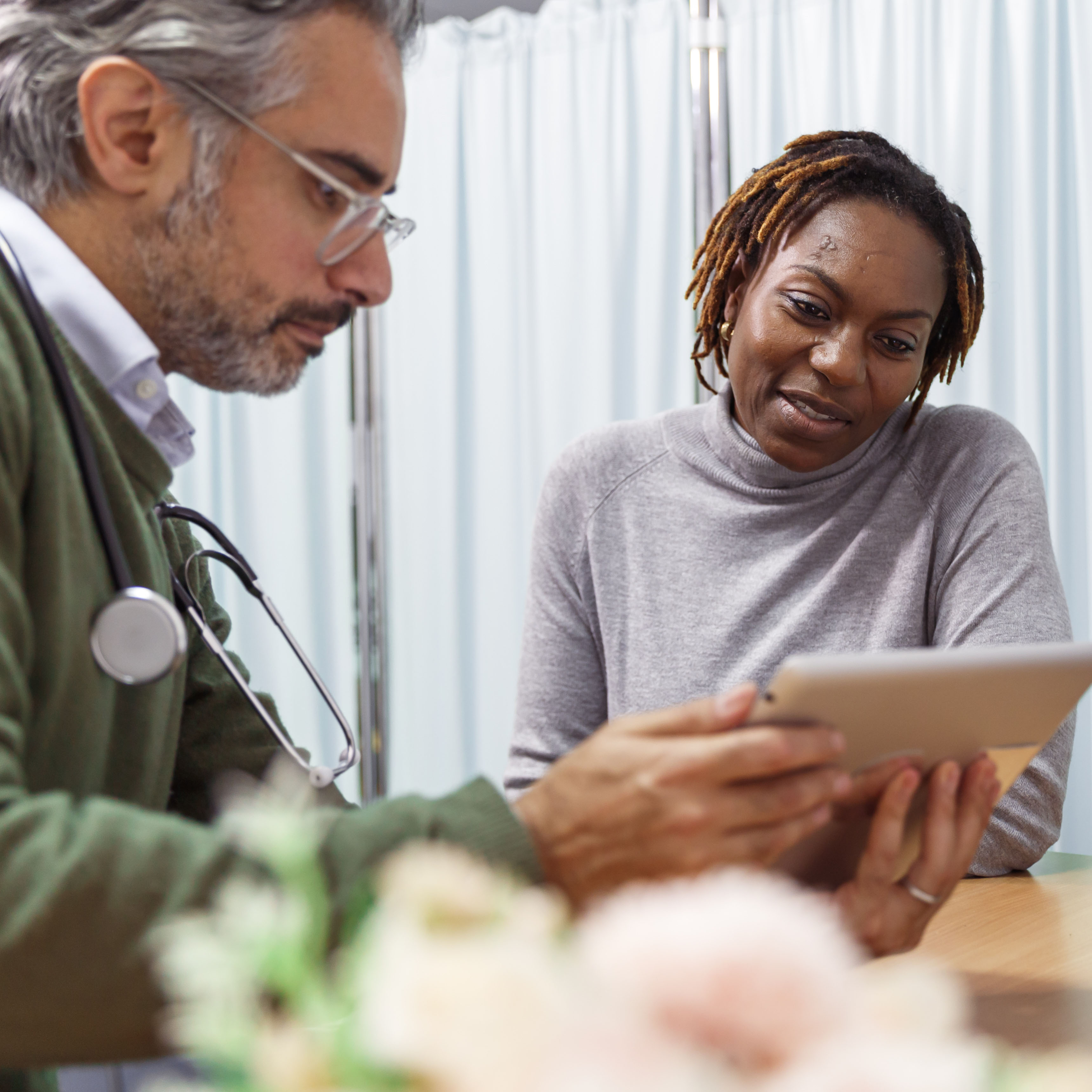 医生给病人看药片