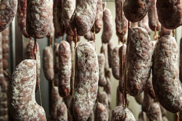 萨拉米斯挂在储藏室。